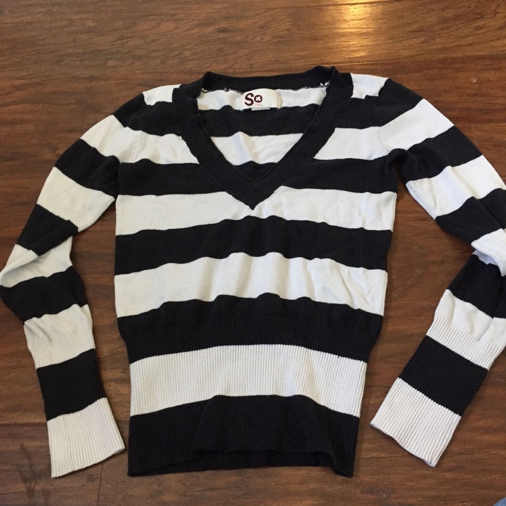 Black and white striped short sweater